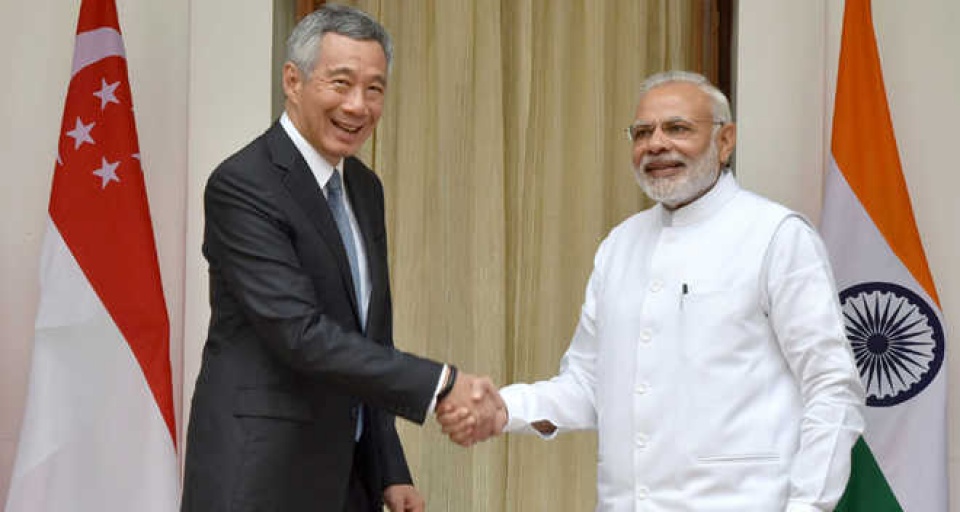 thu tuong singapore di xe buyt ve khach san khi tham an do