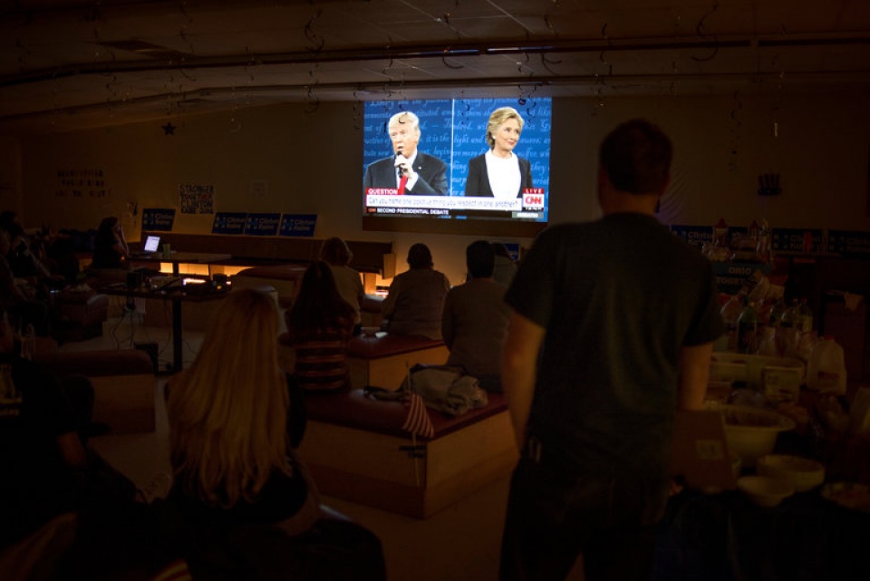 ba clinton van chua the ha noc ao ong trump