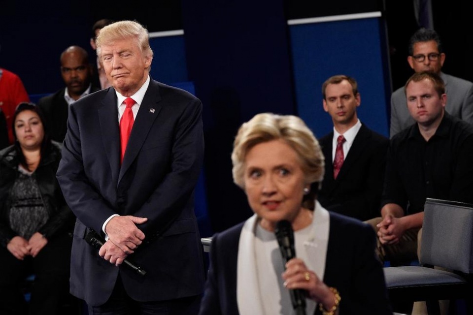 ba clinton van chua the ha noc ao ong trump