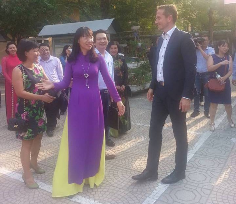 ngoai truong dan mach tham truong tieu hoc ngoc lam