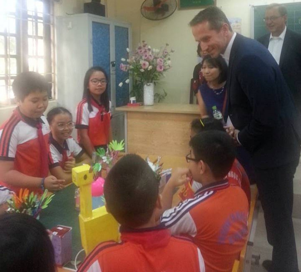 ngoai truong dan mach tham truong tieu hoc ngoc lam