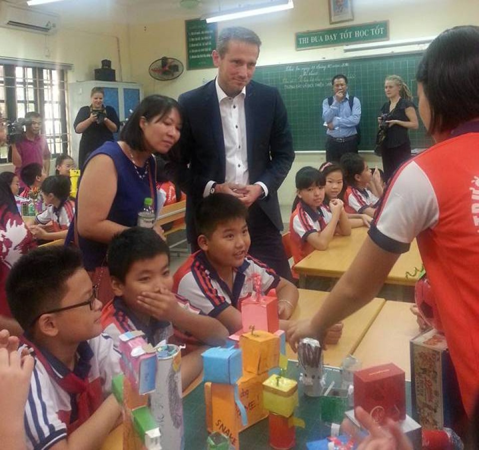 tre em ve buc tranh viet nam dan mach