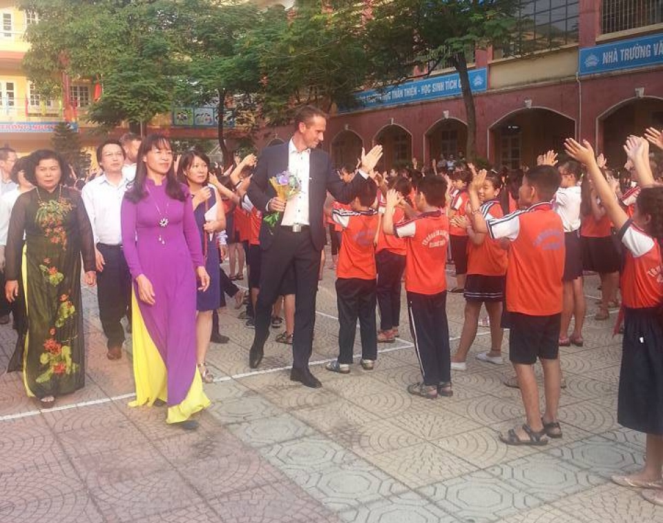 tre em ve buc tranh viet nam dan mach