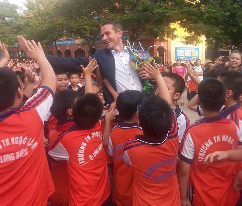 tre em ve buc tranh viet nam dan mach