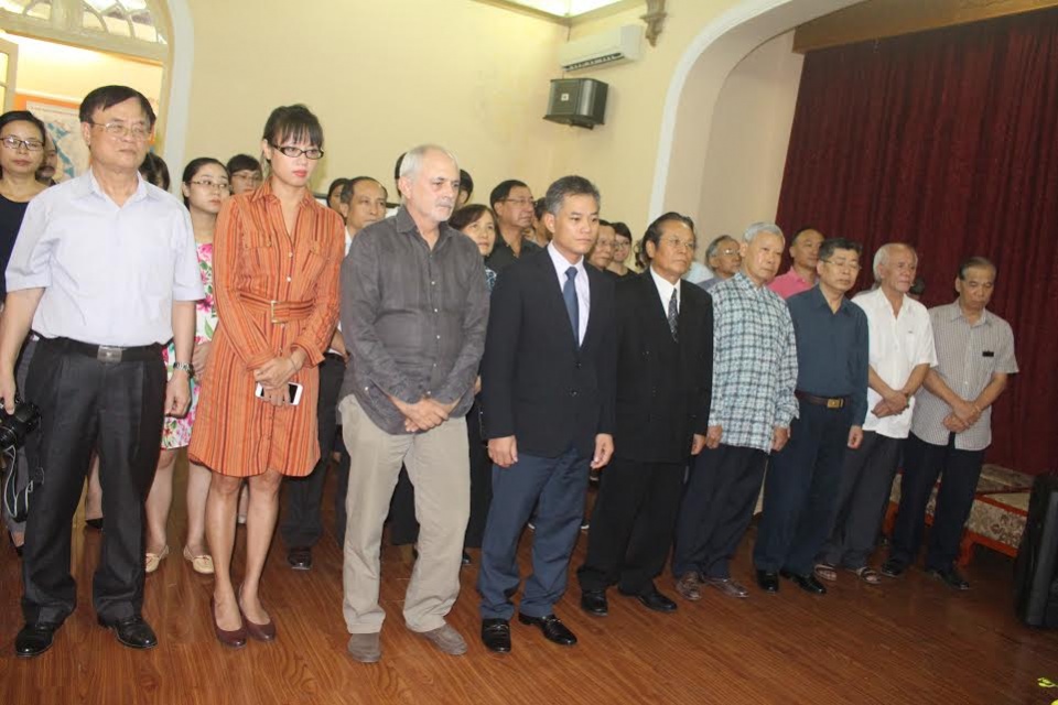 tom hayden se luon o mai trong trai tim nhieu nguoi dan viet