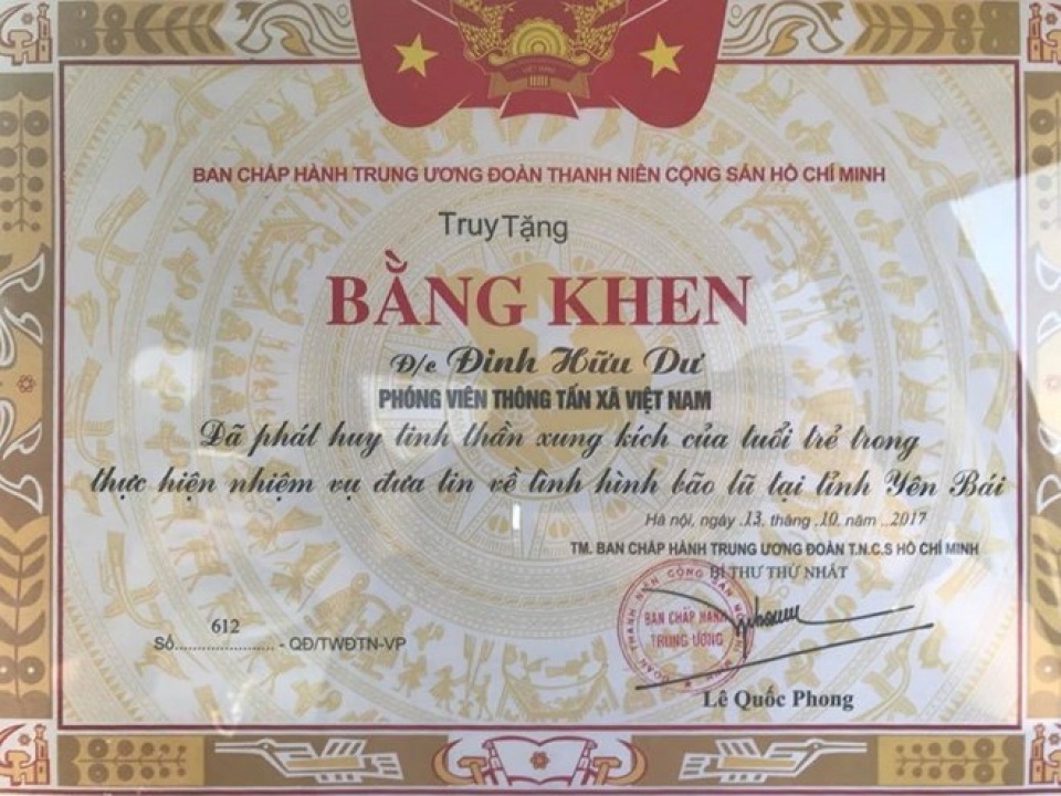 doan tncs ho chi minh truy tang bang khen cho nha bao dinh huu du