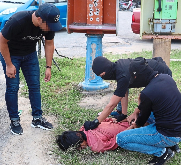 canh sat indonesia bat giu 2 phan tu khung bo tai bali