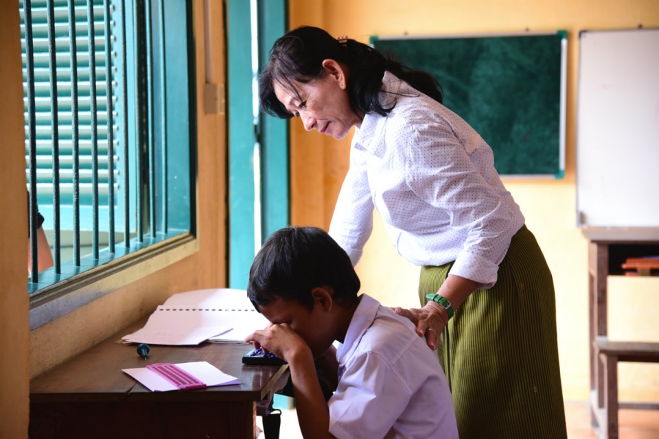 nguoi cho tre em khiem thi campuchia doi mat