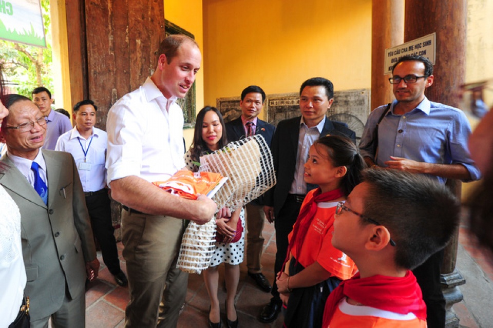 hinh anh an tuong cua hoang tu william trong chuyen tham viet nam