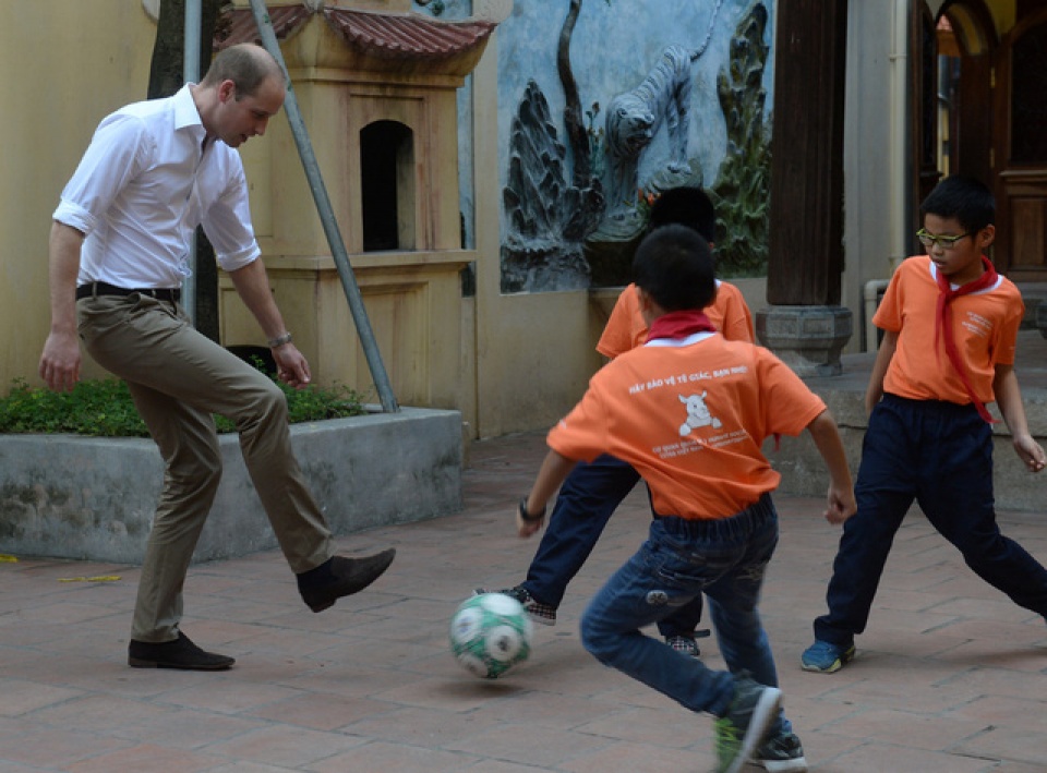 hinh anh an tuong cua hoang tu william trong chuyen tham viet nam