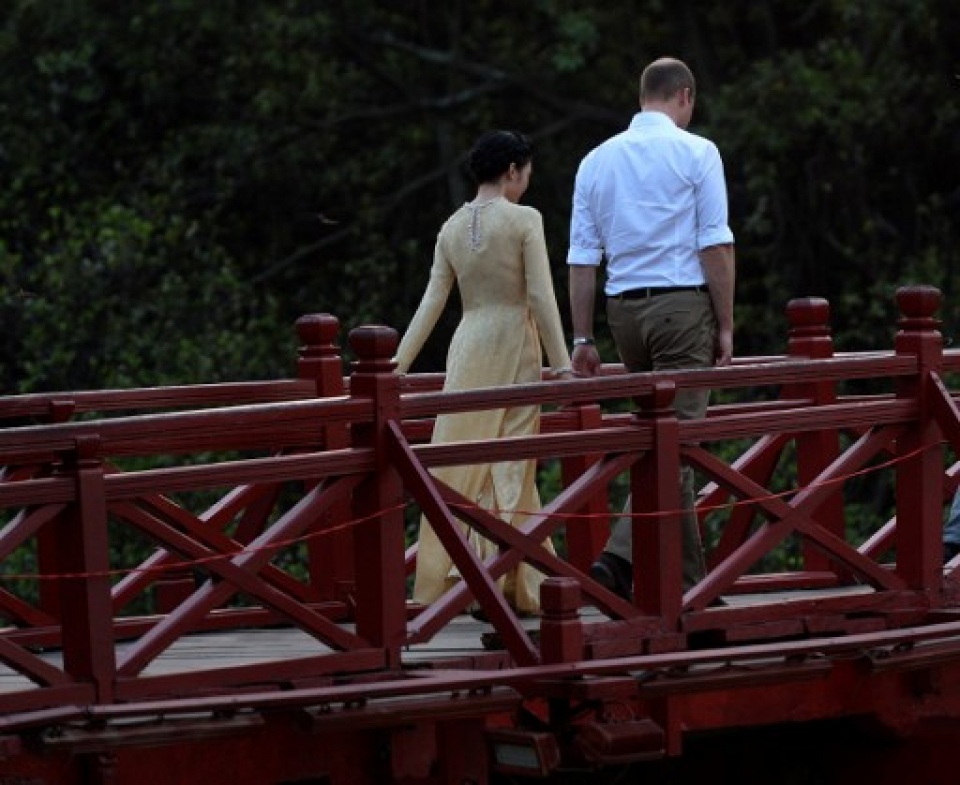 hinh anh an tuong cua hoang tu william trong chuyen tham viet nam