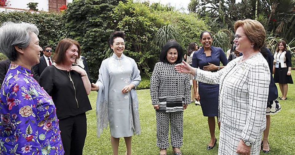 Phu nhân Tổng thống Peru chào đón các phu nhân lãnh đạo APEC phu nhan tong thong peru chao don cac phu nhan lanh dao apec