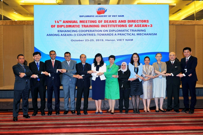 hoc vien ngoai giao 60 nam cau chuyen cua nguoi lai do