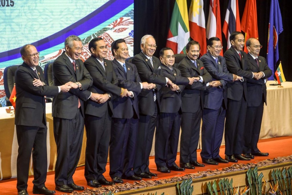 thach thuc doi voi asean trong moi truong quoc te nhieu bien dong