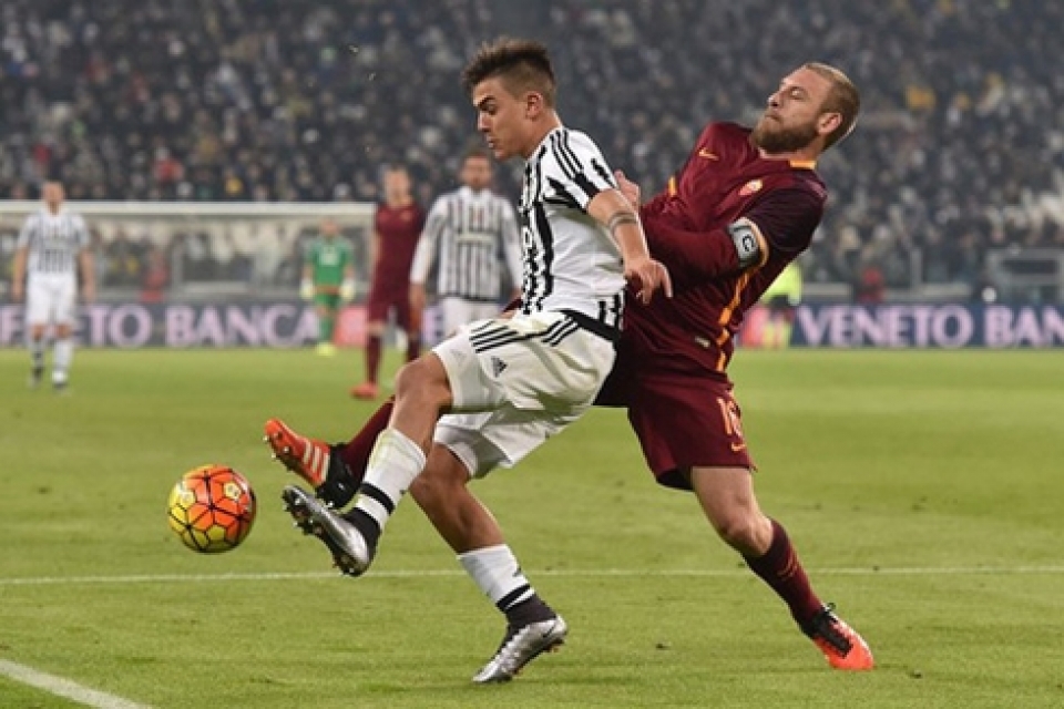 juventus vs roma vung vang tren dinh