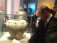 chiem nguong hien vat co son son thep vang