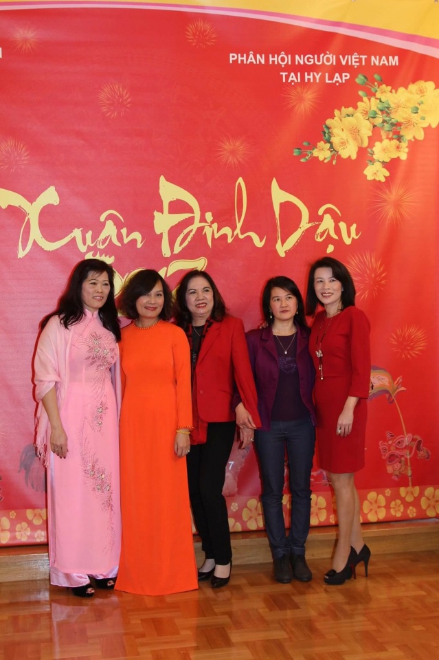 nguoi viet nam o hy lap don tet som