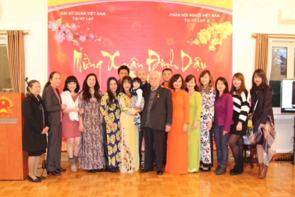 nguoi viet nam o hy lap don tet som