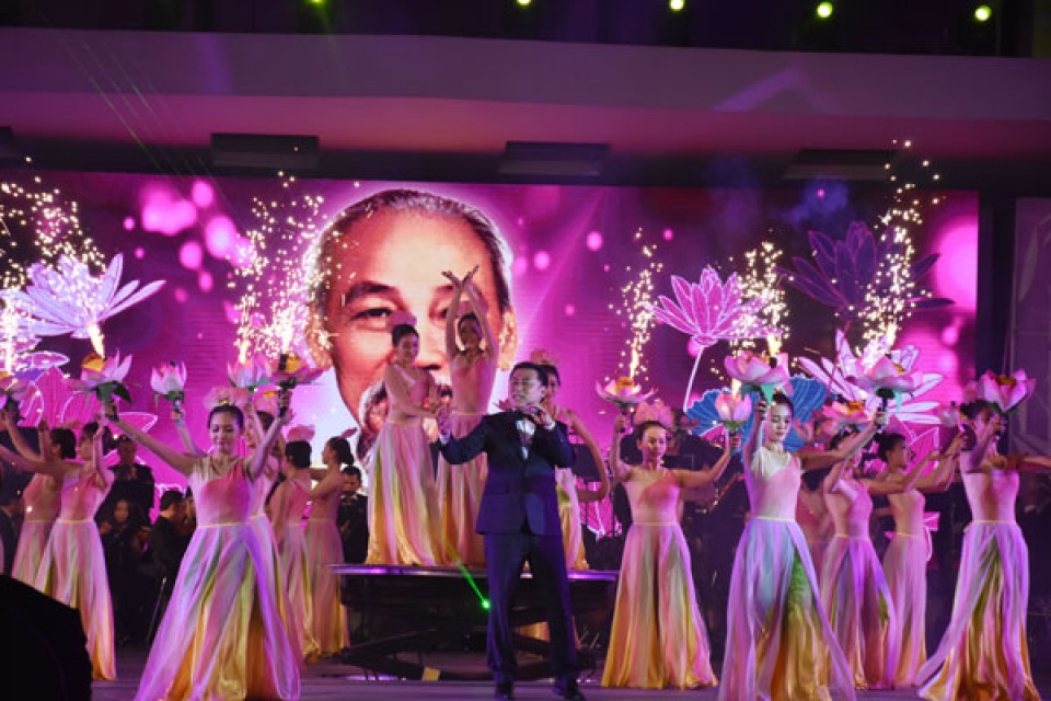 ruc ro xuan que huong tren thanh pho mang ten bac