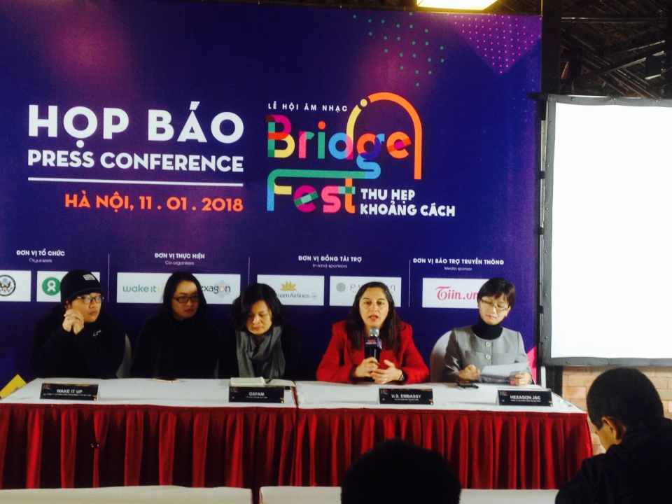 den le hoi am nhac de thu hep khoang cach xa hoi