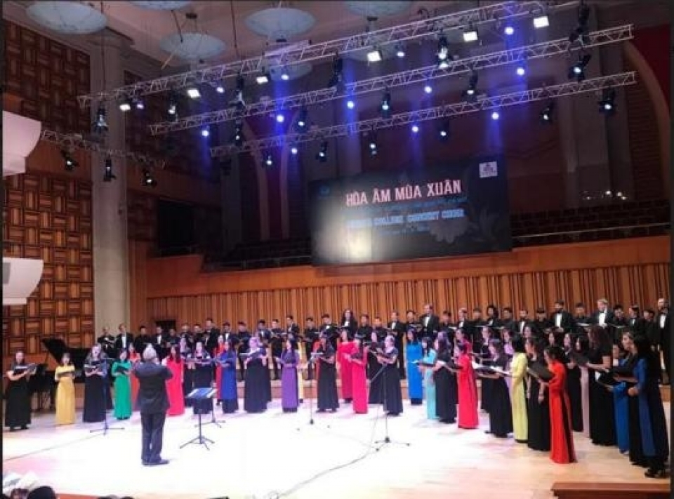 hoa am mua xuan den tu dan hop xuong juniata