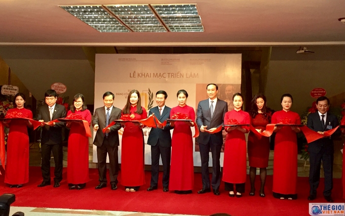 Trưng bày về chặng đường 90 năm vẻ vang Đảng Cộng sản Việt Nam trung bay ve chang duong 90 nam ve vang dang cong san viet nam