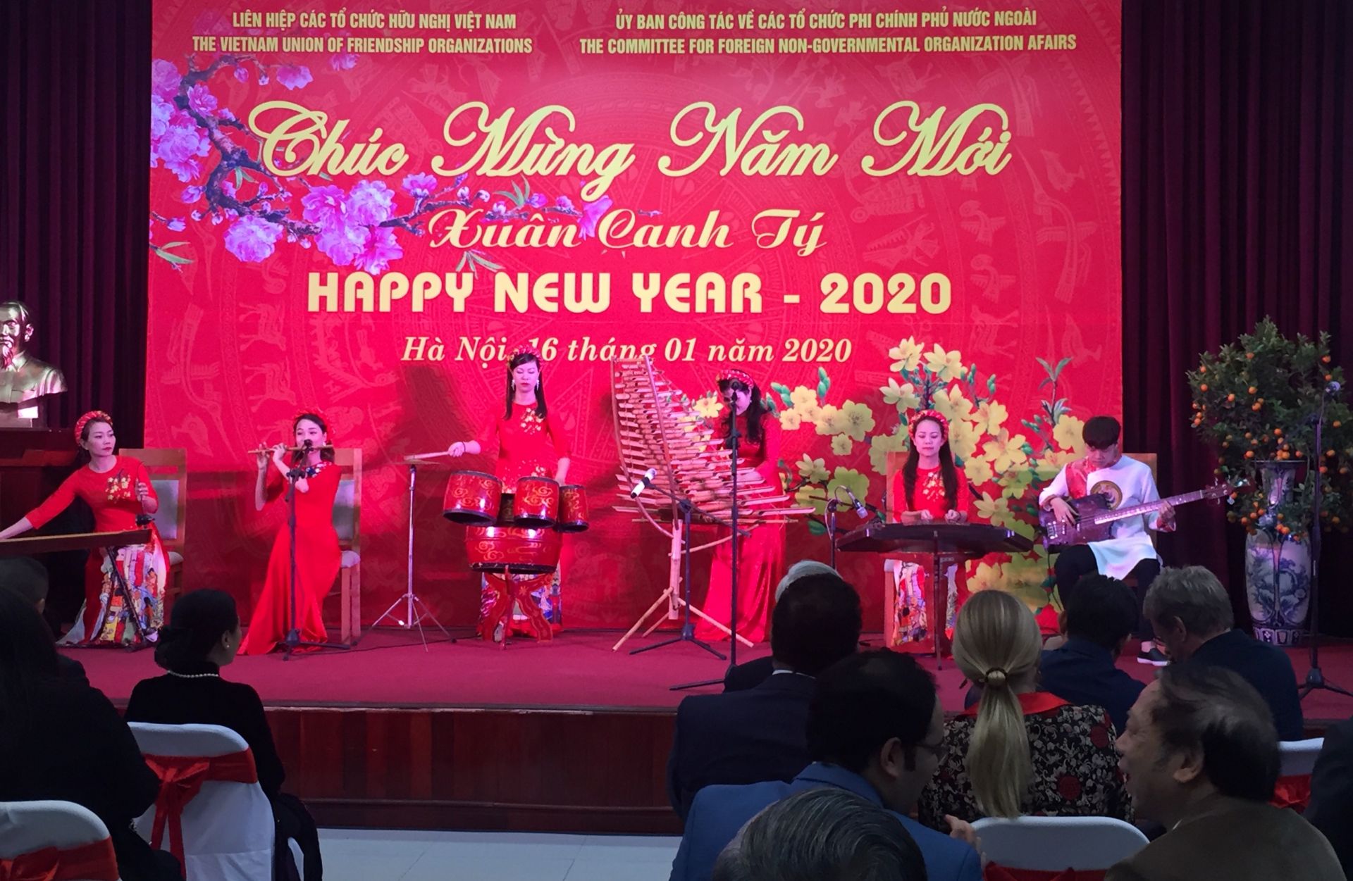 gap mat huu nghi xuan canh ty voi ban be quoc te