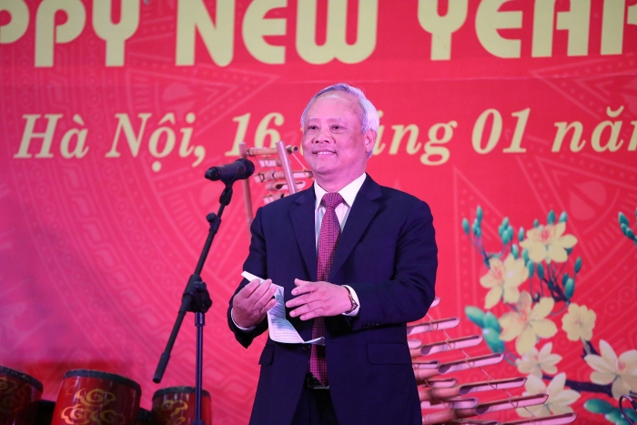 gap mat huu nghi xuan canh ty voi ban be quoc te