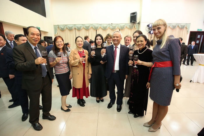 gap mat huu nghi xuan canh ty voi ban be quoc te