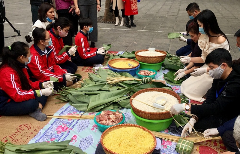 Hoa hậu Đỗ Thị Hà và Hoa hậu Lương Thùy Linh gói bánh chưng tặng trẻ em hoàn cảnh khó khăn