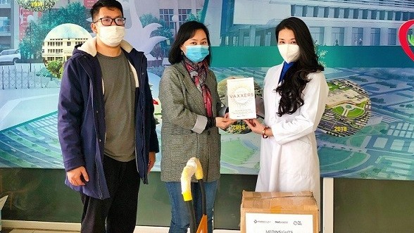 trao tang 1000 cuon sach ve cuoc dua phat trien vaccine covid19