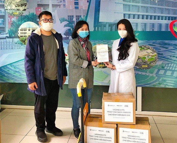 Trao tặng 1.000 cuốn sách về cuộc đua phát triển vaccine Covid-19