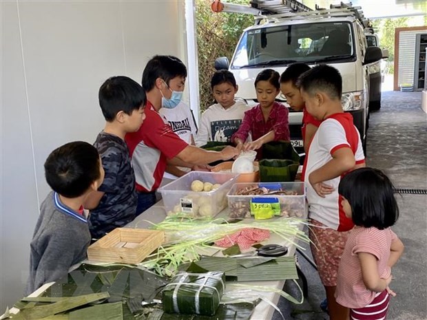 Người Việt tại Australia gói bánh chưng, gửi yêu thương về quê nhà