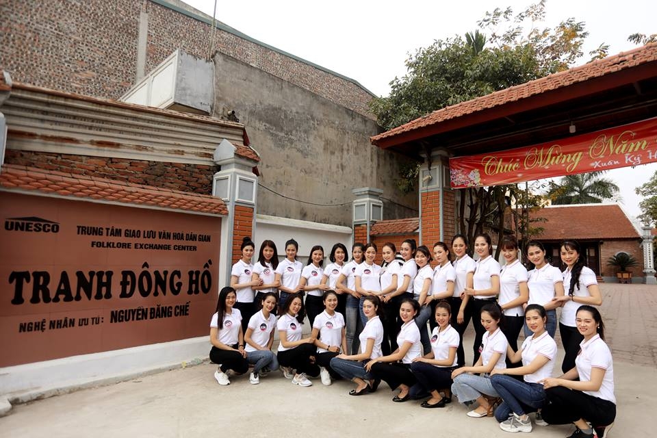 thi sinh nguoi dep kinh bac trai nghiem van hoa quan ho