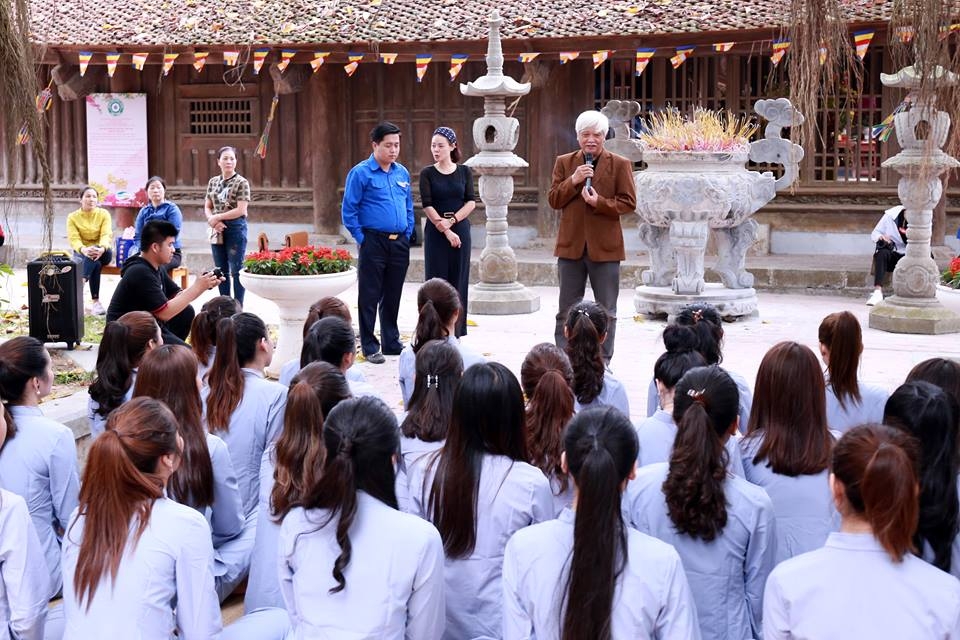 thi sinh nguoi dep kinh bac trai nghiem van hoa quan ho