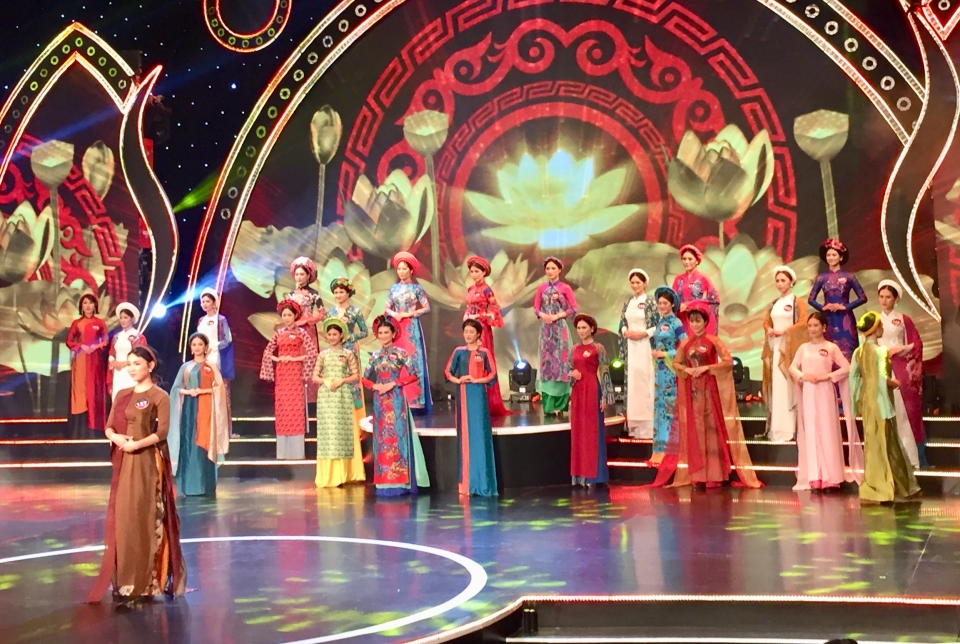 nguoi dep kinh bac toa sang mien quan ho