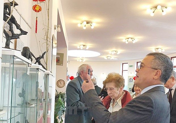 trien lam anh va tac pham dieu khac ve viet nam tai hungary