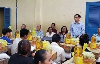 Tặng quà cho các hộ gia đình gốc Việt sau vụ hỏa hoạn tại Phnom Penh
