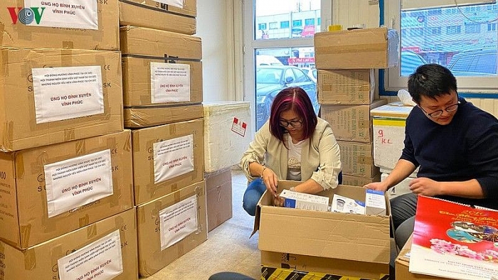 dich virus corona nguoi viet tai czech ung ho trang thiet bi y te cho dong bao tai vinh phuc