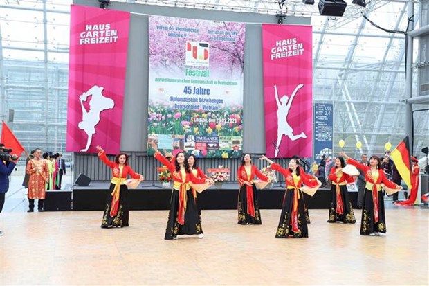 festival van hoa sac mau cac dan toc viet nam tai duc