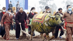 Chủ tịch nước Nguyễn Xuân Phúc xuống đồng cày ruộng đầu năm mới tại Lễ hội Tịch điền Đọi Sơn