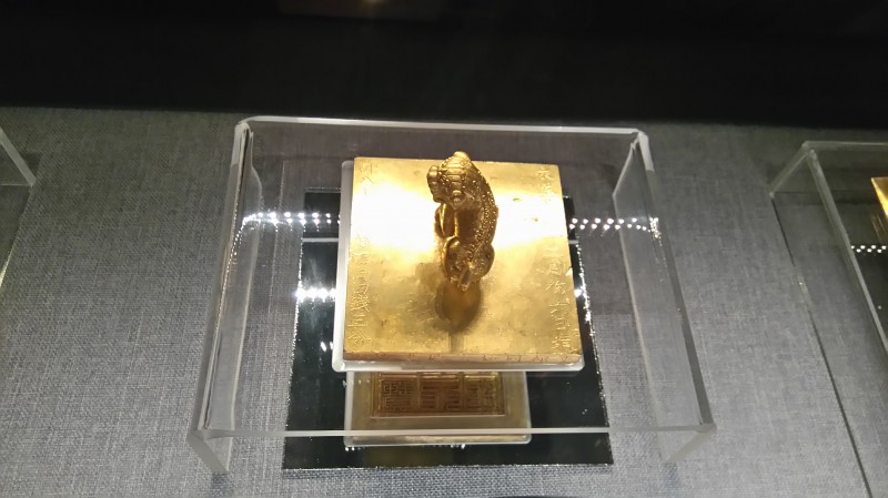 bao vat trieu nguyen ra mat cong chung