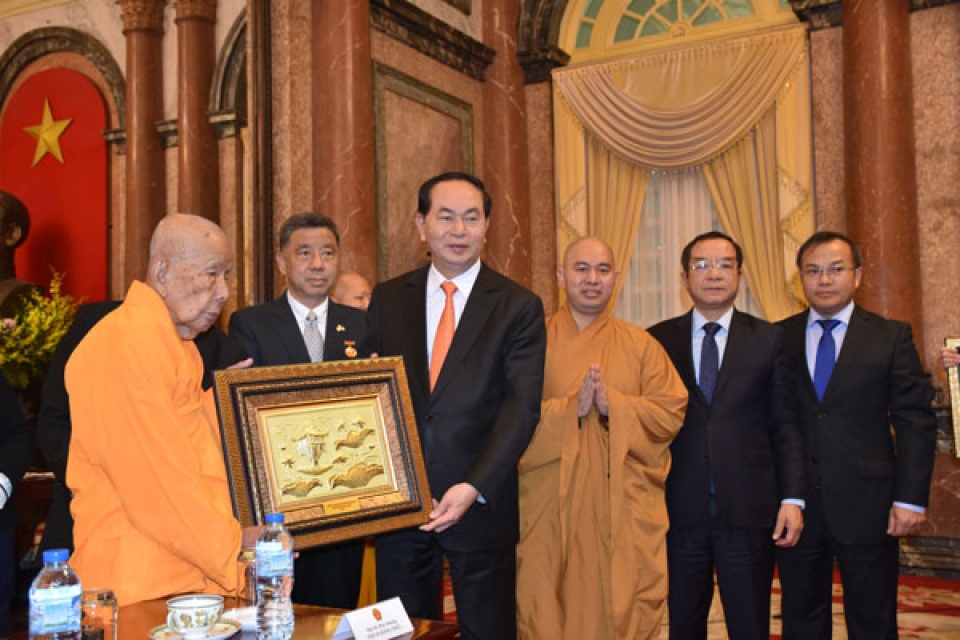 chuyen hanh huong cua cac nha su va kieu bao thai lan