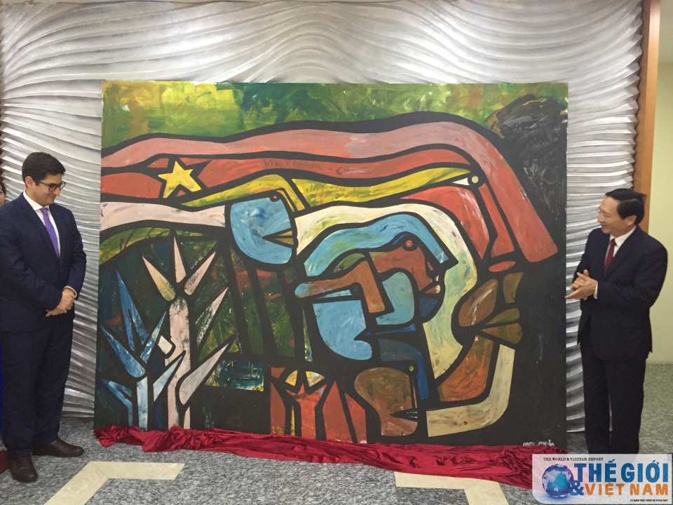 trao tang ky niem chuong cho dai su chile