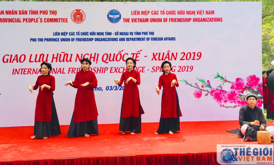 Du xuân Hữu nghị về miền đất Tổ du xuan huu nghi ve mien dat to