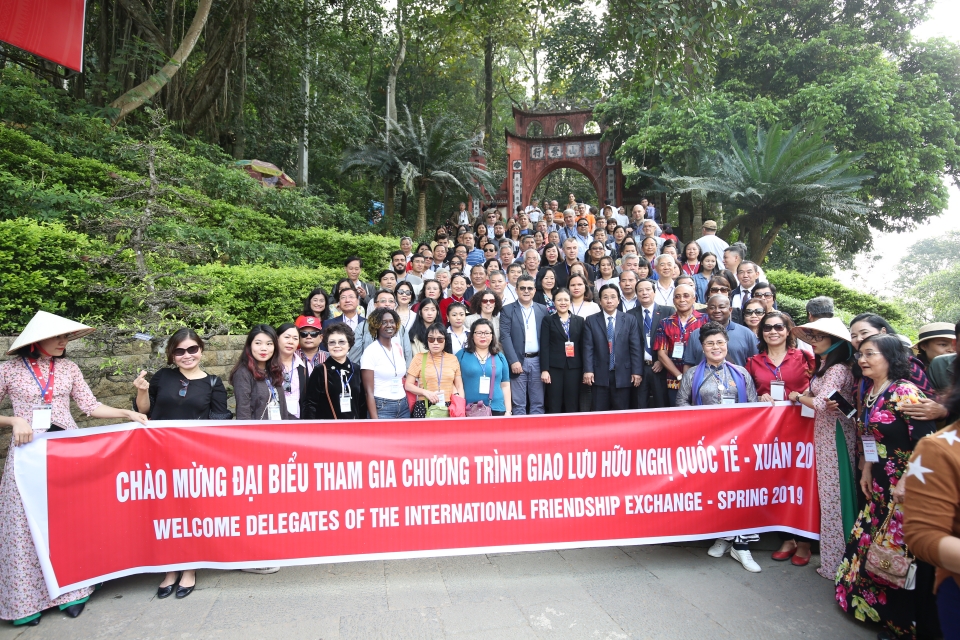 Du xuân Hữu nghị về miền đất Tổ du xuan huu nghi ve mien dat to