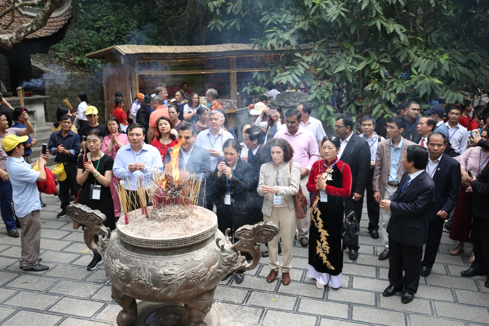 Du xuân Hữu nghị về miền đất Tổ du xuan huu nghi ve mien dat to