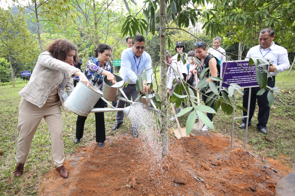 Du xuân Hữu nghị về miền đất Tổ du xuan huu nghi ve mien dat to