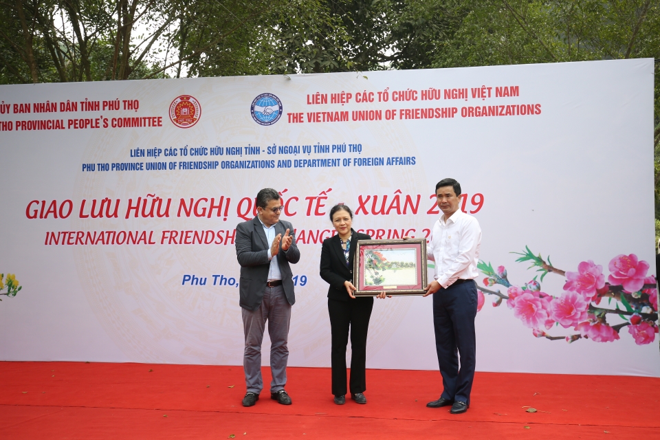 Du xuân Hữu nghị về miền đất Tổ du xuan huu nghi ve mien dat to