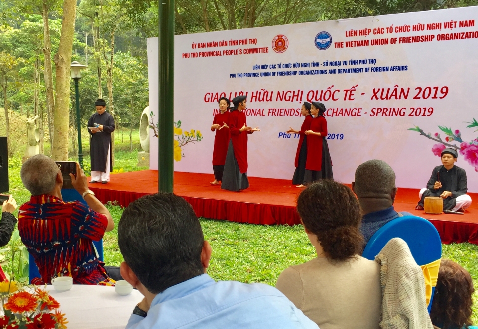 Du xuân Hữu nghị về miền đất Tổ du xuan huu nghi ve mien dat to